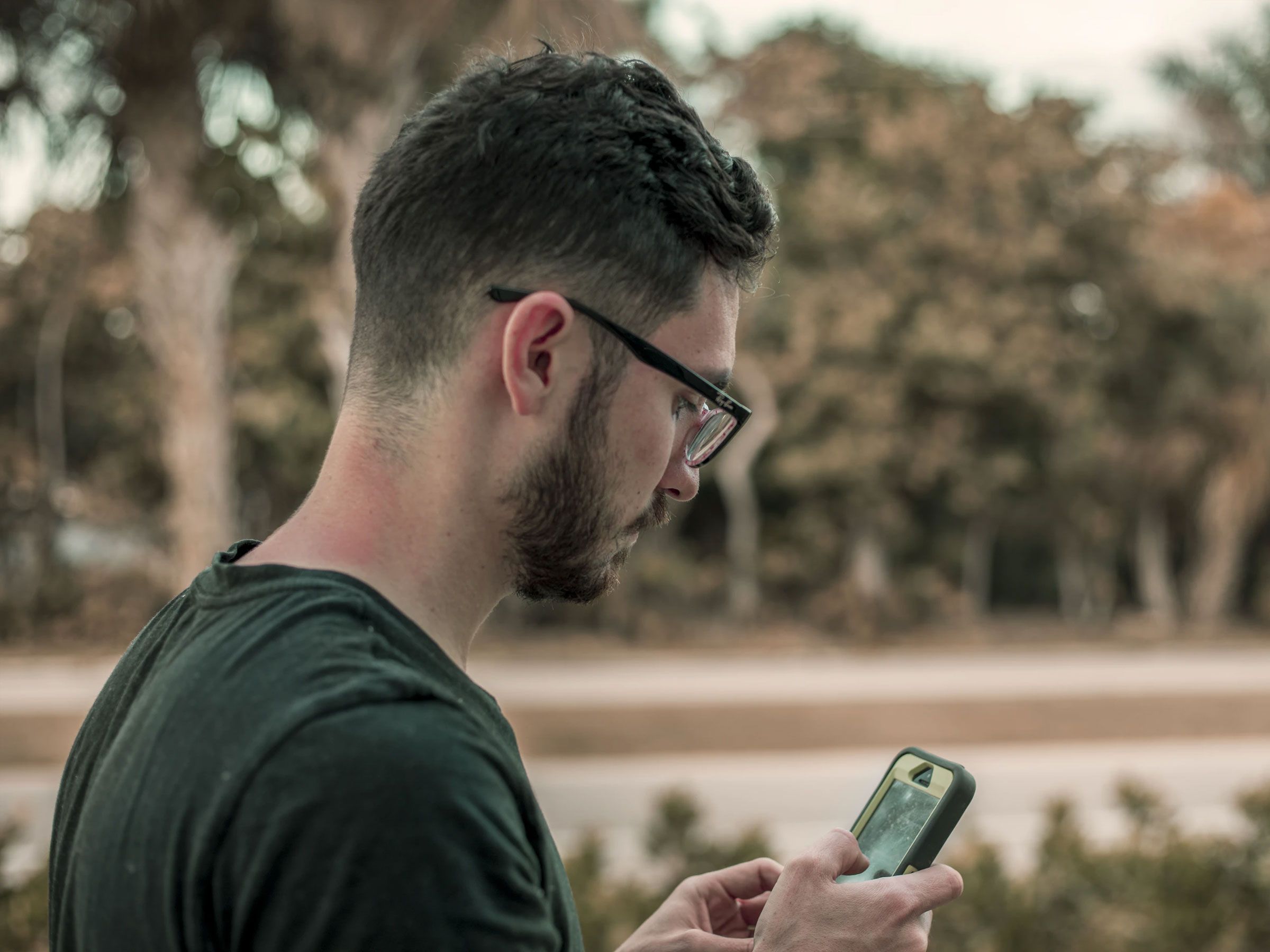 Licencjonowana taksówka czy przewóz z aplikacji? Na co zwrócić uwagę, zamawiając transport w Niepołomicach? 2 Man on Mobile Device